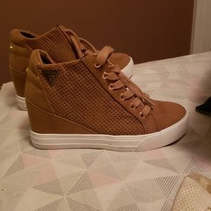 Heeled guess tan shoes